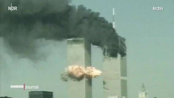 Ein Flugzeug fliegt in das brennende Word Trade Center © NDR 
