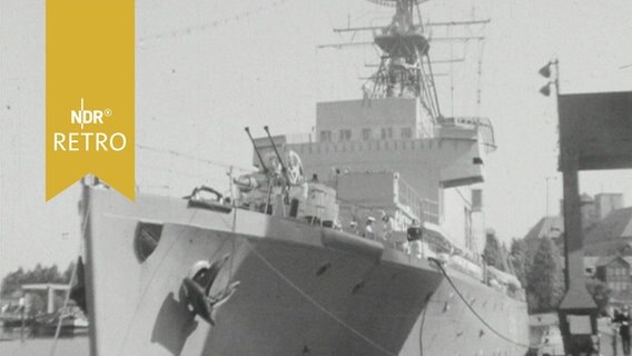 Schulfregatte Scheer im Hafen von Brake an der Weser (1964)  
