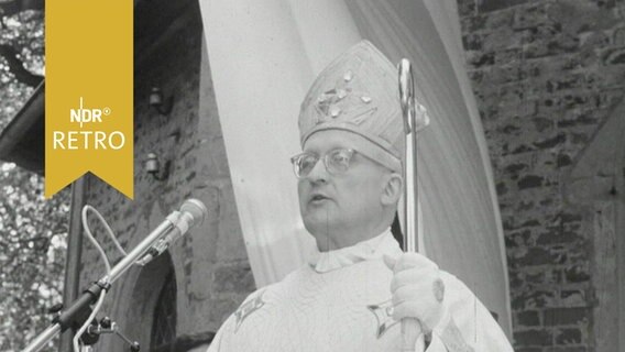 Diözesanbischof Joseph Höffner beim Pontifikalamt vor der Gnadenkapelle in Bethen bei Cloppenburg (1964)  