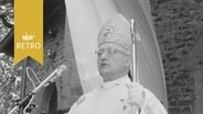 Diözesanbischof Joseph Höffner beim Pontifikalamt vor der Gnadenkapelle in Bethen bei Cloppenburg (1964)  
