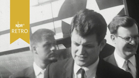 Edward Kennedy bei der Ankunft am Hamburger Flughafen 1964.  