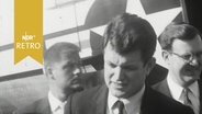 Edward Kennedy bei der Ankunft am Hamburger Flughafen 1964.  