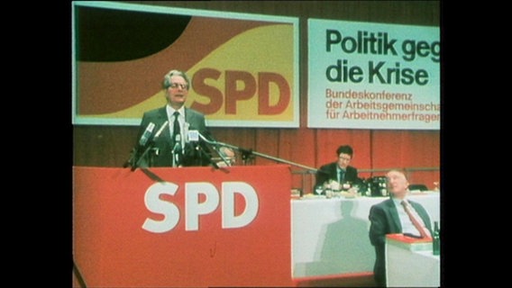 Hans-Jochen Vogel an einem Rednerpult  