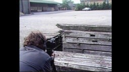 Ein Mann filmt mit versteckter Kamera  