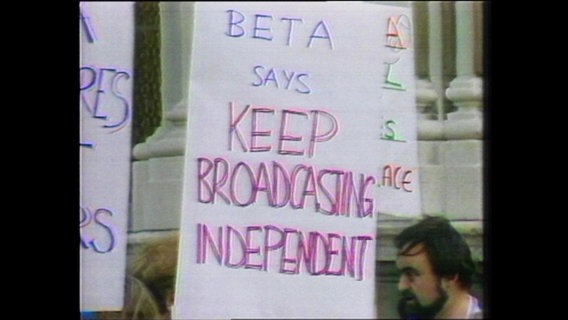 Demo-Plakat mit der Aufrschrift "Beta says keep Broadcasting independent"  