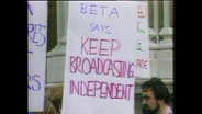 Demo-Plakat mit der Aufrschrift "Beta says keep Broadcasting independent"  