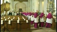 Bischöfe in einer Kirche  