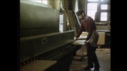 Ein Mann arbeitet in einer Werkstatt  