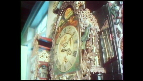 Eine goldene Standuhr  