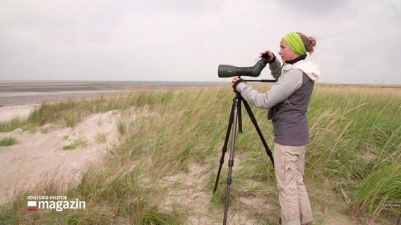 Die Biologin Anne Evers bei der Vogelbeobachtung  