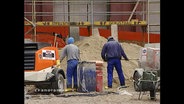 Zwei Männer arbeiten auf einer Baustelle  