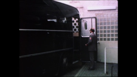 Ein Gefängnis-Bus  