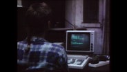 Ein Hacker vor einem Computer  