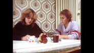 Die arbeitslose Anja sitzt mit ihrer Mutter am Küchentisch  