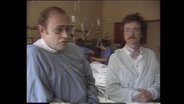 Zwei Ärzte in einer Intensivstation  