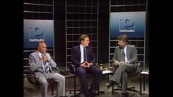 Moderator Peter Gatter im Studio mit Egon Bahr und Volker Rühe  