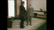 Honecker und Strauß geben sich die Hand  