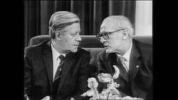 Helmut Schmidt neben Erich Honecker  
