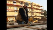 Ein Bauerbeiter auf einer Baustelle  