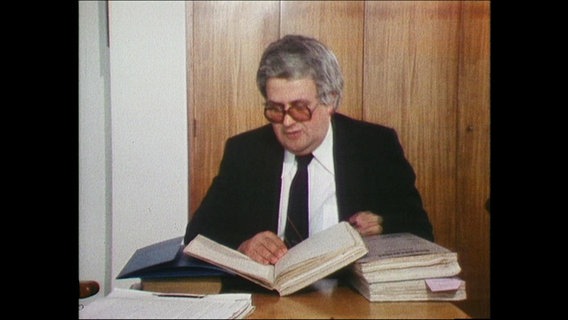 Ein BKA-Mitarbeiter sitzt vor Dokumenten  