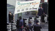 Umweltschützer protestieren vor der Chemiefabrik Boehringer  