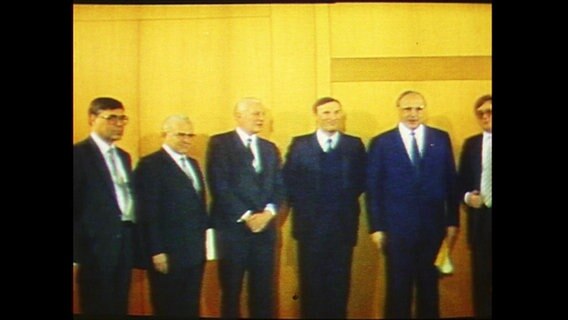 Bundeskanzler Kohl neben Mitgliedern des Sachverständigenrates  