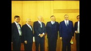 Bundeskanzler Kohl neben Mitgliedern des Sachverständigenrates  