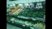 Gemüseregal in einem Supermarkt  