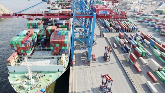 Der Containerterminal Tollerort mit einem Containerschiff  