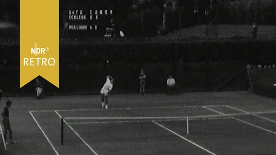 Ein Tennisspieler beim Aufschlag am Rothenbaum 1963  