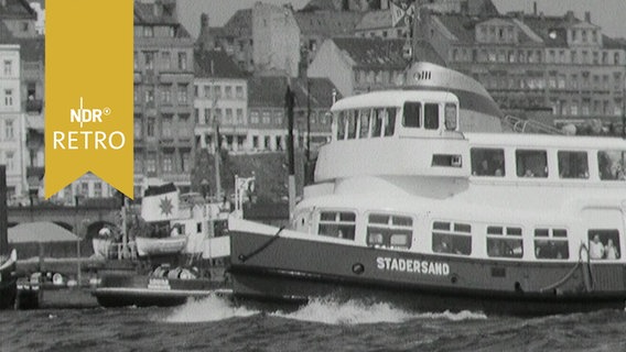 Hafenfähre "Stadersand" vor der Skyline der Hafenstraße in Hamburg-St. Pauli (1963)  