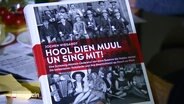 Das Liederbuch "Hool dien Muul un sing mit!"  
