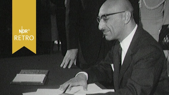 König Zahir Schah von Afghanistan bei der Eintragung ins Goldene Buch der Stadt Hamburg 1963  