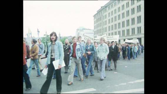 Eine Gruppe Demonstrierender auf der Straße  