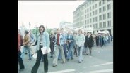 Eine Gruppe Demonstrierender auf der Straße  