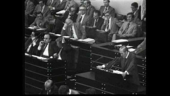 Schwarz-Weiß-Aufnahme von Abgeordneten im Budnestag  