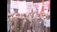 Demonstrierende protestieren gegen den Extremistenbeschluss  