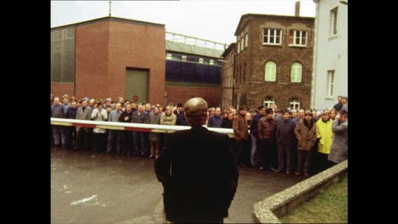 Beschäftigte demonstrieren 1975 vor dem DEMAG-Werk in Kalldorf  