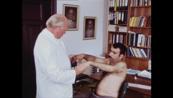 Ein Arzt untersucht einen Patienten  