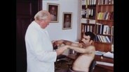 Ein Arzt untersucht einen Patienten  