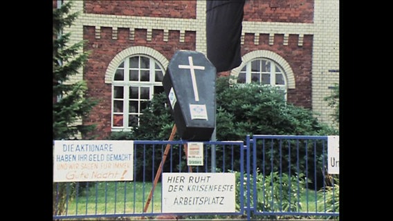 Demo-Plakate für sichere Arbeitsplätze  