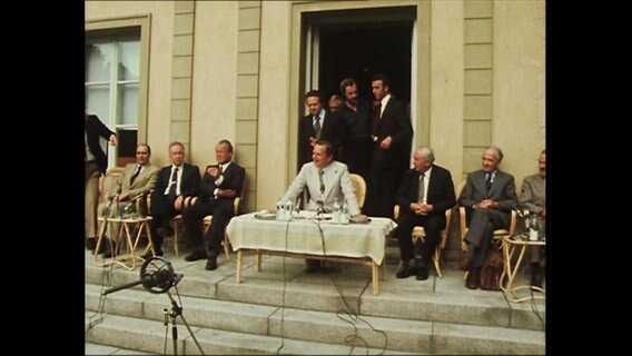 Eine Pressekonferenz europäischer Regierungschefs 1975  