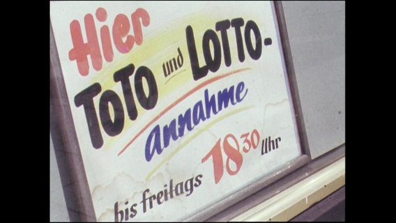 Schild mti der Aufschrift "Hier Toto und Lotto-Annahme"  
