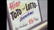 Schild mti der Aufschrift "Hier Toto und Lotto-Annahme"  