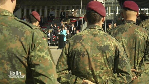 Die Verteidigungsministerin Kramp-Karrenbauer an einem Rednerpult, davor Soldatinnen mit dem Rücken zu Kamera.  