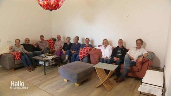 Die Menschen eines  Wohnprojektes in Aurich auf Sofas sitzend.  