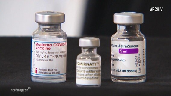 Corona-Impfstoffe in kleinen Flaschen.  