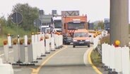 Erste Fahrzeuge rollen auf die neue A20-Brücke bei Tribsees.  