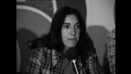 Die Lehreren Sylvia Gingold spricht in ein Mikrofon  