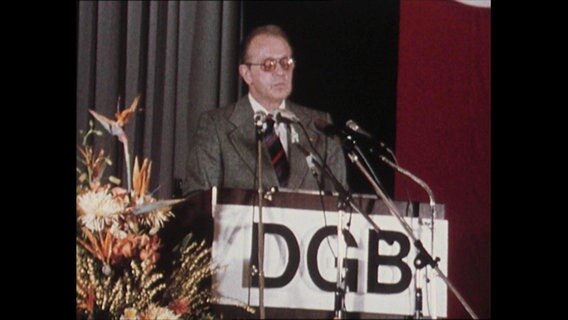 Oskar Vetter an einem DGB-Rednerpult  